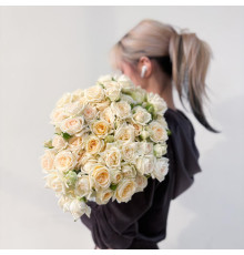 Букет из 15 белых кустовых роз