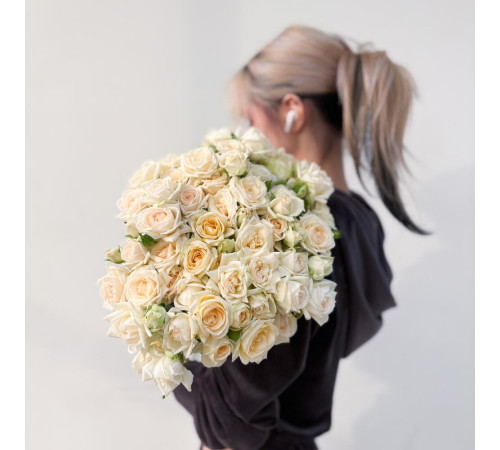 Букет из 15 белых кустовых роз