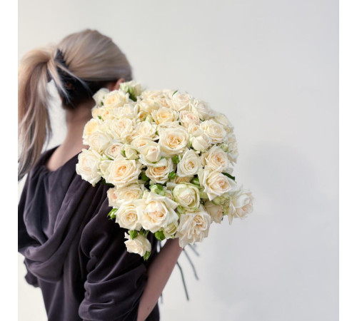 Букет из 15 белых кустовых роз