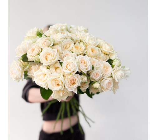 Букет из 15 белых кустовых роз