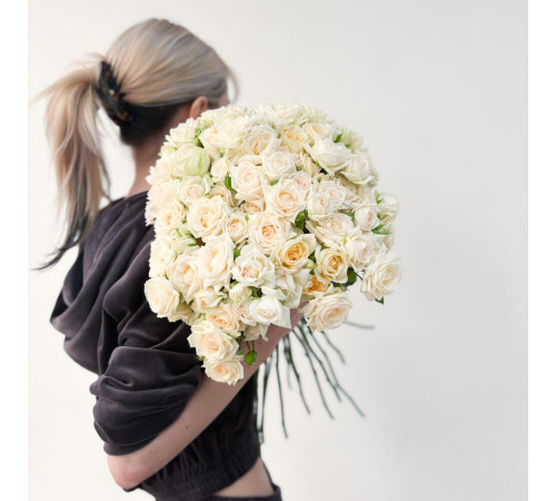 Букет из 21 белой кустовой розы