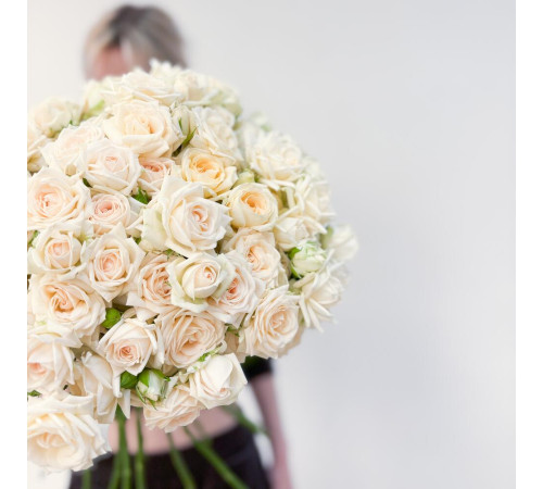 Букет из 21 белой кустовой розы