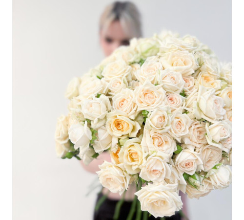 Букет из 21 белой кустовой розы