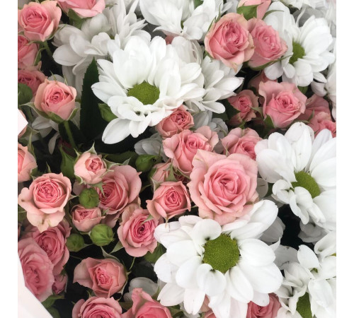 Букет из кустовых хризантем роз