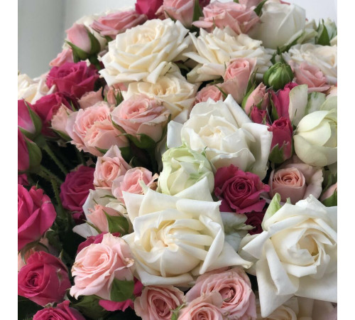 Букет из микса кустовых роз