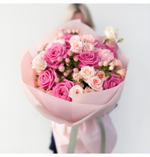 Букет из роз, гвоздик, ягод и эустомы