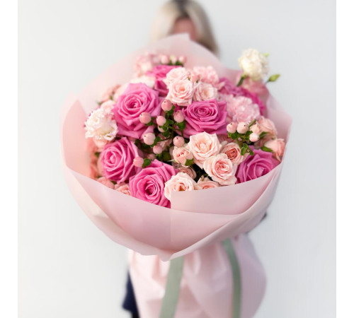 Букет из роз, гвоздик, ягод и эустомы