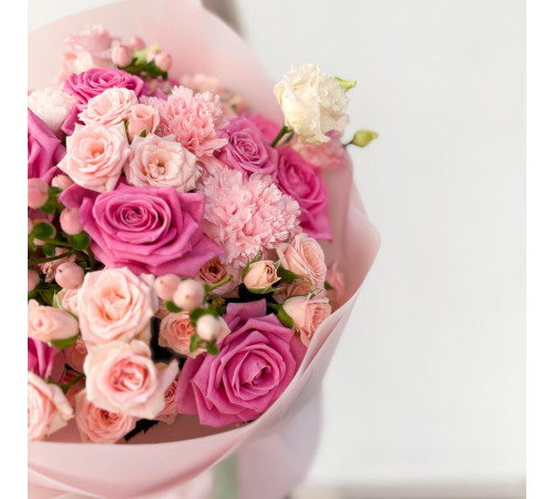 Букет из роз, гвоздик, ягод и эустомы