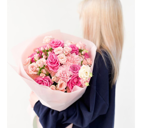 Букет из роз, гвоздик, ягод и эустомы