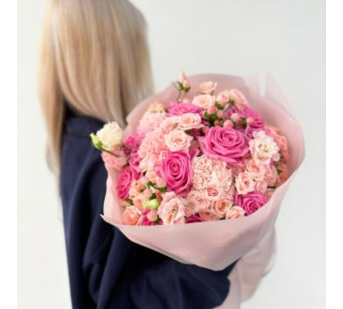 Букет из роз, гвоздик, ягод и эустомы