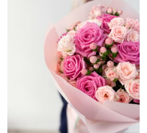 Букет из роз, гвоздик, ягод и эустомы