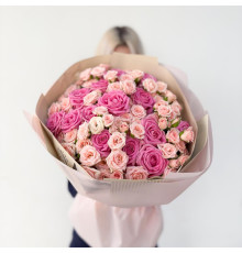 Букет из розовых и кустовых роз
