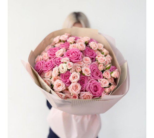Букет из розовых и кустовых роз