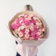 Букет из розовых и кустовых роз