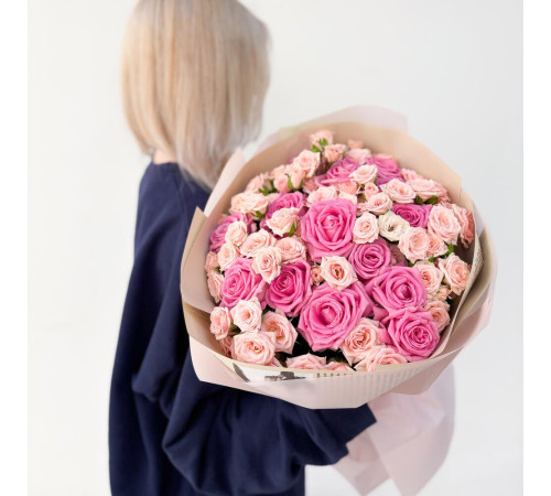 Букет из розовых и кустовых роз