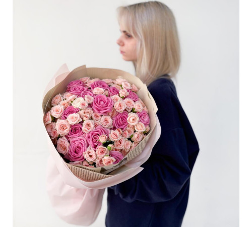 Букет из розовых и кустовых роз