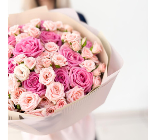 Букет из розовых и кустовых роз
