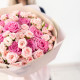 Букет из розовых и кустовых роз