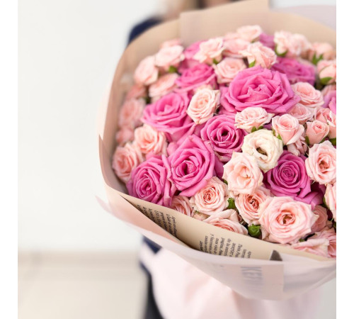 Букет из розовых и кустовых роз