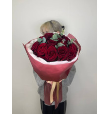 Букет из бордовой розы с эвкалиптом