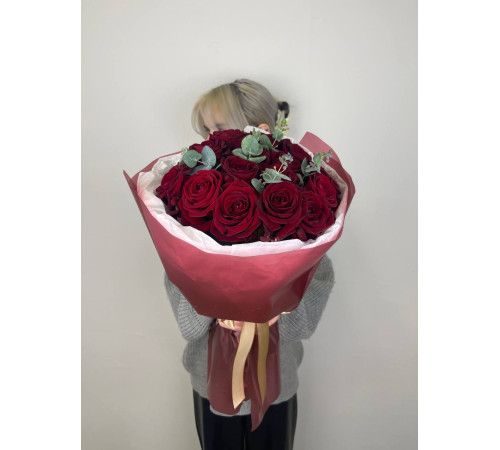 Букет из бордовой розы с эвкалиптом