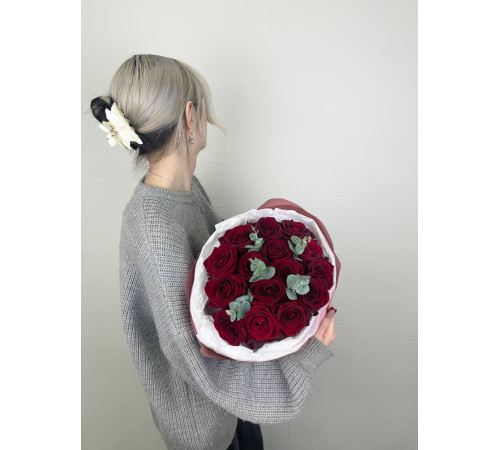 Букет из бордовой розы с эвкалиптом