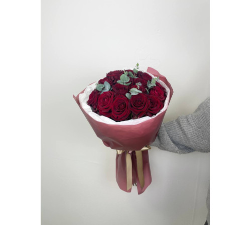 Букет из бордовой розы с эвкалиптом