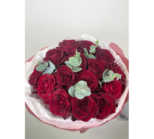 Букет из бордовой розы с эвкалиптом