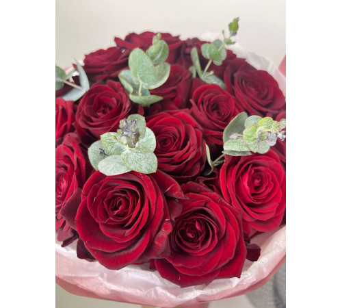 Букет из бордовой розы с эвкалиптом