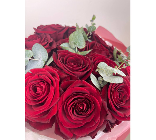 Букет из бордовой розы с эвкалиптом
