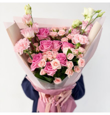 Раскидыстый букет с розами, гвоздиками и эустомой